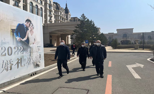 11 统战部向导到旅馆公司视察外省医疗团队驻点效劳事情_副本.jpg