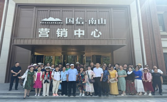 3.经开区运动总会走进304am永利集团官网·南山温泉城合影留念_副本.jpg